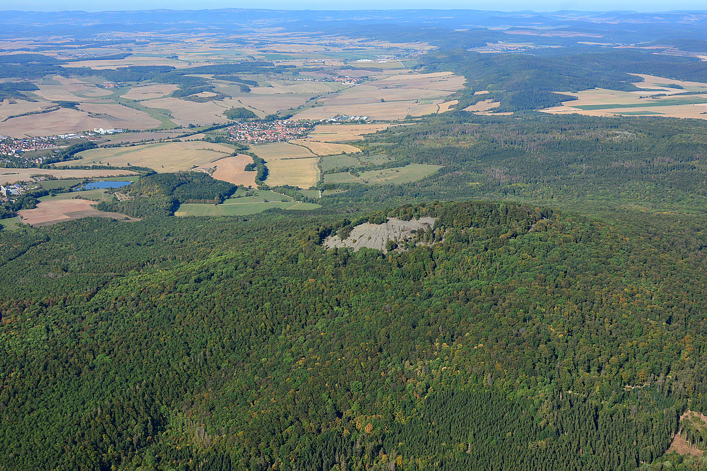 NSG 349, Blick von Osten auf den Kleinen Gleichberg mit der Steinsburg im NSG "Gleichberge". Links dahinter: Talsperre Römhild und, Stadt Römhild, rechts daneben in der Bildmitte: Haina (Gemeinde Römhild). (Foto: Detlef Stremke/Archiv TLUBN, 22.09.2019)