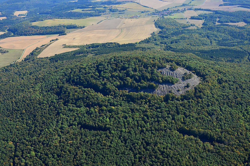 NSG 349, Blick von Westen auf den Kleinen Gleichberg mit der Steinsburg mit Basaltblockmeer im NSG "Gleichberge". Hinten: Zeilfeld (Gemeinde Römhild). (Foto: Detlef Stremke/Archiv TLUBN, 22.09.2019)
