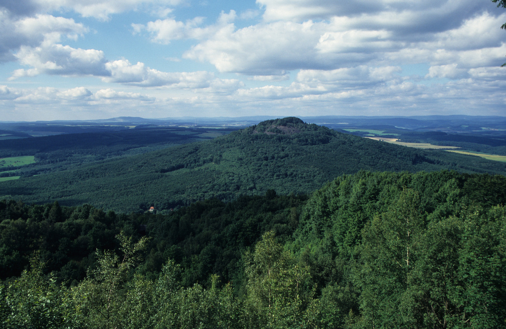 NSG 349, Blick vom Großen Gleichberg nach Norden auf den Kleinen Gleichberg östlich von Römhild (Landkreis Hildburghausen). (Foto: Holm Wenzel, 09.07.1997)