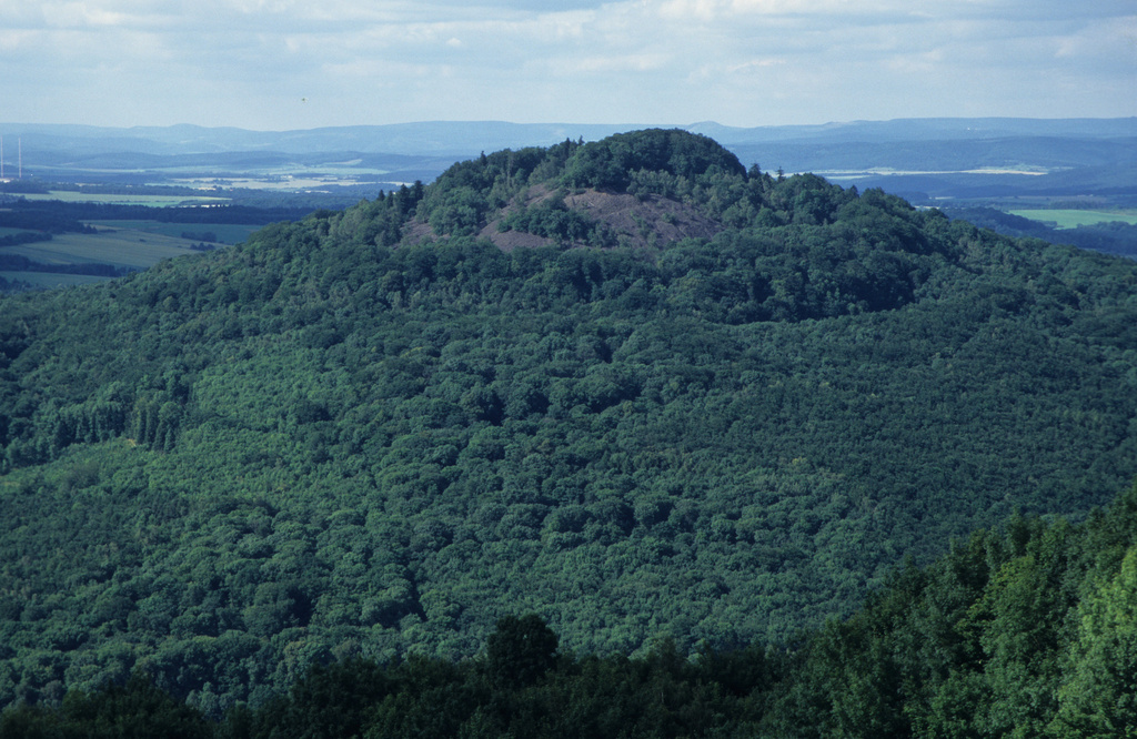 NSG 349, Blick vom Großen Gleichberg nach Norden auf den Kleinen Gleichberg (mit keltischer Wallanlage) östlich von Römhild (Landkreis Hildburghausen). (Foto: Holm Wenzel, 09.07.1997)