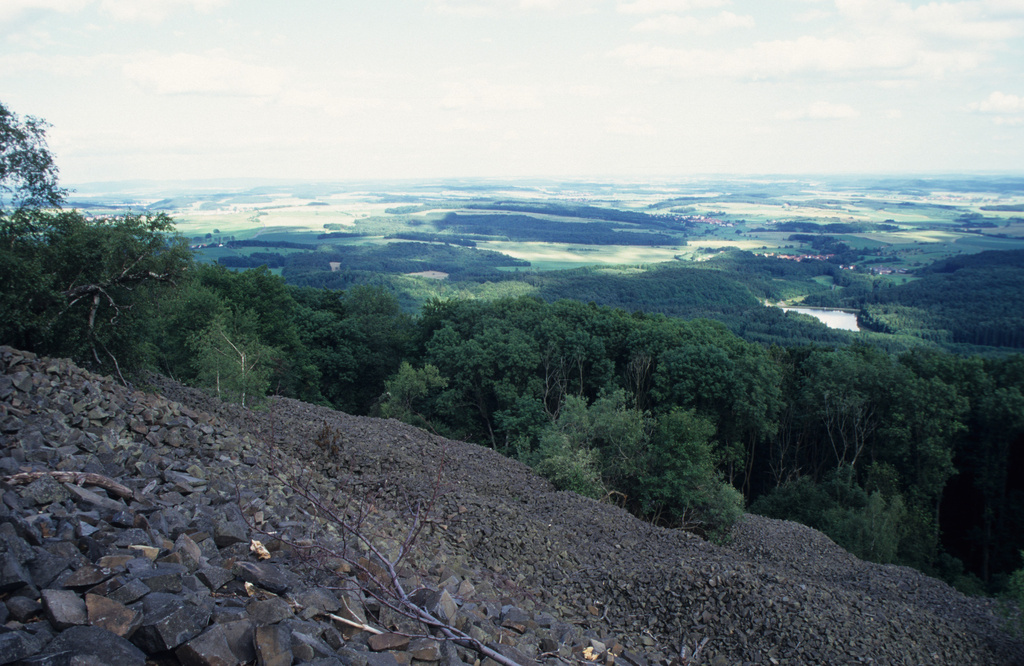NSG 349, Blick vom Kleinen Gleichberg (mit Basaltblockmeer im Vordergrund) nach Ostsüdost Richtung Kleeberg, Talsperre Roth II und dahinter Roth (Landkreis Hildburghausen). (Foto: Holm Wenzel, 09.07.1997)