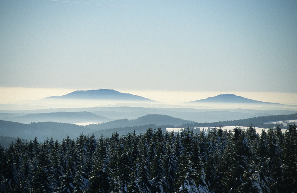 NSG 349, Blick vom Hohen Thüringer Schiefergebirge bei Masserberg auf die Gleichberge, eine weithin sichtbare Landmarke (links der Große, rechts der Kleine Gleichberg). (Foto: Holm Wenzel, 01/2002) (Bildformat: normal)