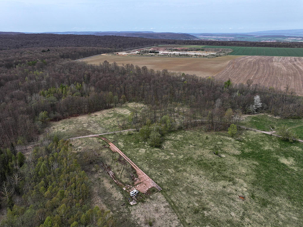 NSG 378, Blick von Südosten auf den Hasenwinkel in der Südwestecke des NSG „Westliche Hainleite“ (Landkreis Nordhausen) mit als FFH-Lebensrauntyp 6510 „Extensive Mähwiesen des Flach- und Hügellandes“ eingestufter ruderalisierter Glatthaferwiese. In der Bildmitte hinten (nicht im NSG): Kalksteinbruch Amt Lohra, ganz hinten: die Bleicheröder Berge und dahinter das Ohmgebirge. (Foto: Holm Wenzel, 07.04.2024)