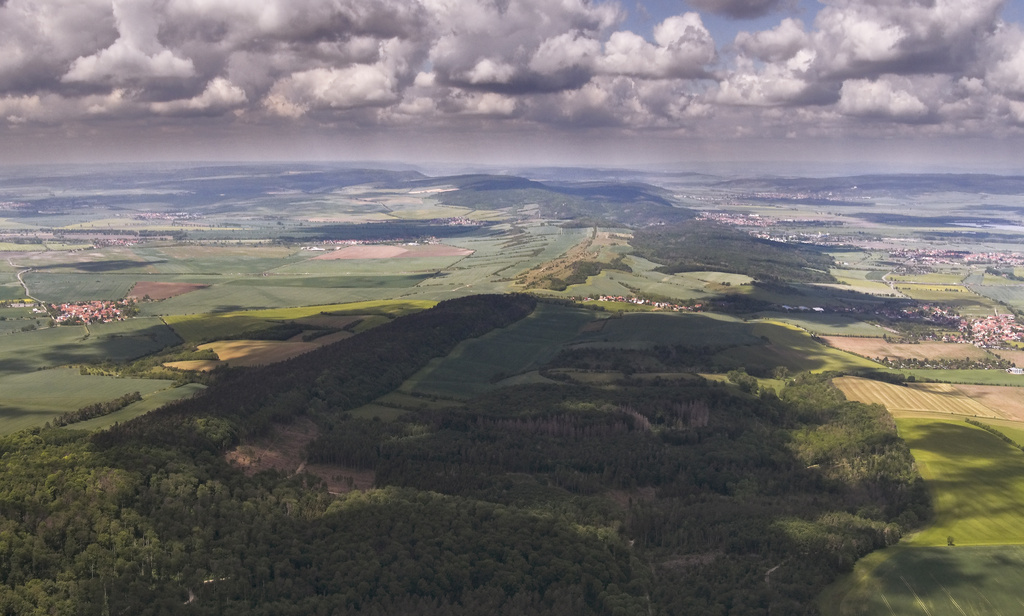 NSG 387, Blick von Ostsüdost auf die Westliche Schmücke mit dem NSG "Kahle Schmücke bei Heldrungen" und dahinter die Hainleite (Kyffhäuserkreis). In Bildmitte bis rechter Bildrand: Gemeinde Oberheldrungen und Ortsteil Harras, links am Bildrand: der Ort Hemleben. (Foto: D. Hoff & V. Lautenbach/ThINK GmbH/Archiv TLUBN, 29.05.2020)