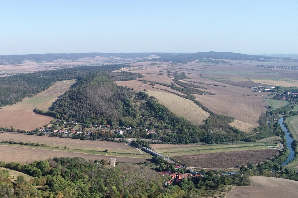 NSG 387, Blick vom östlichen Ende der Hainleite mit der Unteren Sachsenburg (Hakenburg) nach Südosten über das Unstruttal an der Thüringer Pforte auf die Westliche Schmücke mit dem NSG "Kahle Schmücke bei Heldrungen" (Kyffhäuserkreis). Ganz im Hintergrund: die Hohe Schrecke und rechts die Beichlinger Schmücke. (Foto: D. Hoff & V. Lautenbach/ThINK GmbH/Archiv TLUBN, 29.05.2020)