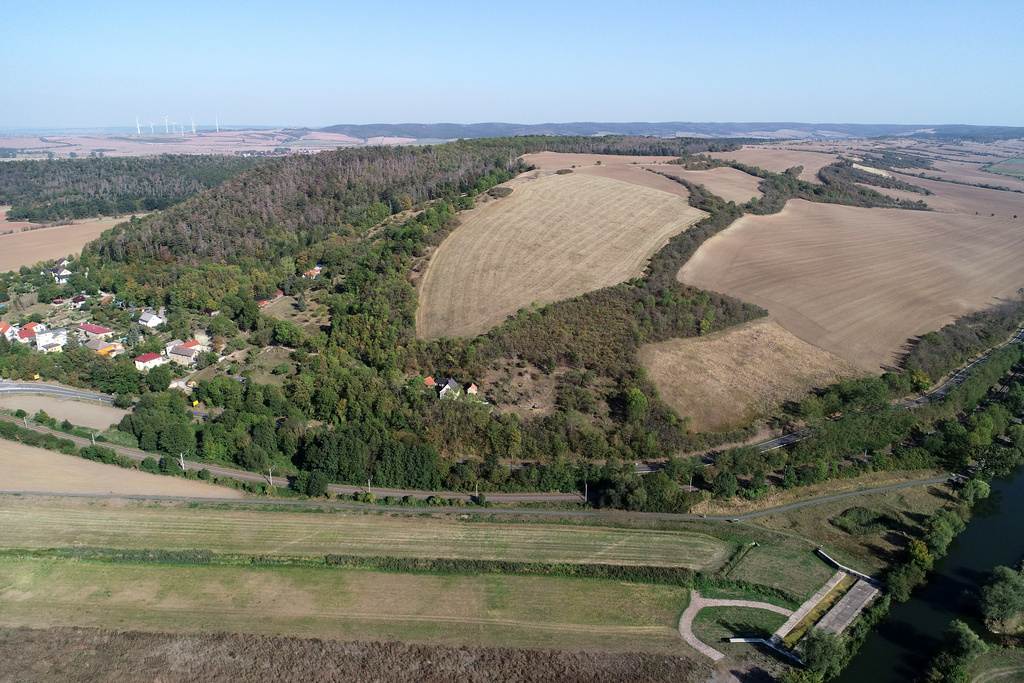 NSG 387, Blick von Westen über das Unstruttal an der Thüringer Pforte bei Sachsenburg auf die Südseite der Westlichen Schmücke mit dem NSG "Kahle Schmücke bei Heldrungen" (Kyffhäuserkreis). (Foto: D. Hoff & V. Lautenbach/ThINK GmbH/Archiv TLUBN, 29.05.2020)
