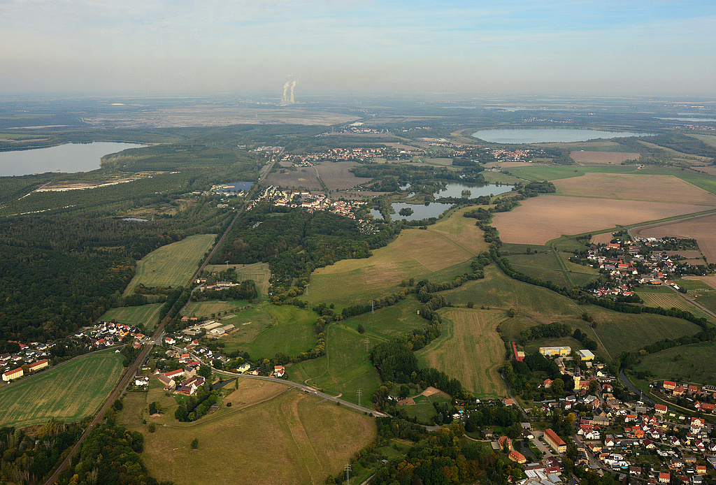 NSG 398, Blick von Südsüdost auf das gesamte NSG "Haselbacher Teiche" (einschließlich Teil der Pleißeaue, Landkreis Altenburger Land) an der Landesgrenze zu Sachsen. Vorn links: Plottendorf, vorn rechts: Treben, darüber: Serbitz, In der Bildmitte: der Ort Haselbach. (Foto: Detlef Stremke/Archiv TLUBN, 23.09.2019)