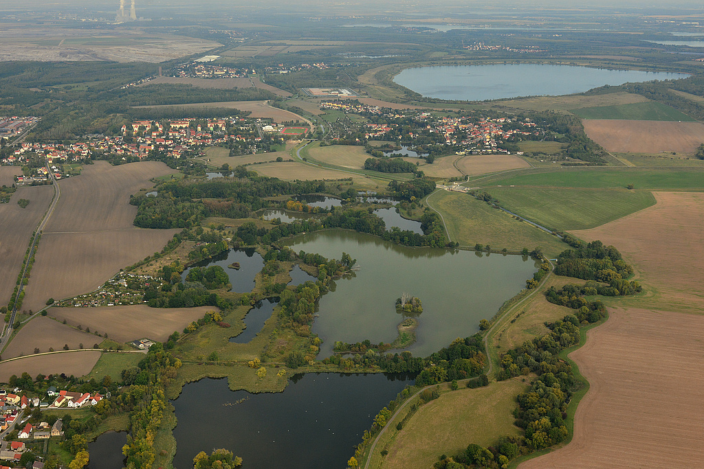 NSG 398, Blick von Südsüdost auf die Haselbacher Teiche im gleichnamigen NSG (einschließlich Teil der Pleißeaue, Landkreis Altenburger Land) an der Landesgrenze zu Sachsen. Vorn links: der Ort Haselbach, rechts: Pleißeaue. (Foto: Detlef Stremke/Archiv TLUBN, 23.09.2019)