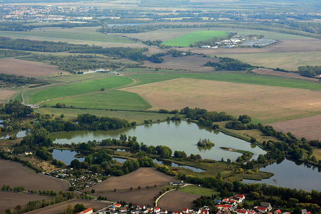 NSG 398, Blick von Südwesten auf den nördlichsten Teil des NSG "Haselbacher Teiche" (einschließlich Teil der Pleißeaue) mit dem größten Teich "Der See" (Landkreis Altenburger Land) an der Landesgrenze zu Sachsen. Vorn: der Ort Haselbach. (Foto: Detlef Stremke/Archiv TLUBN, 23.09.2019)