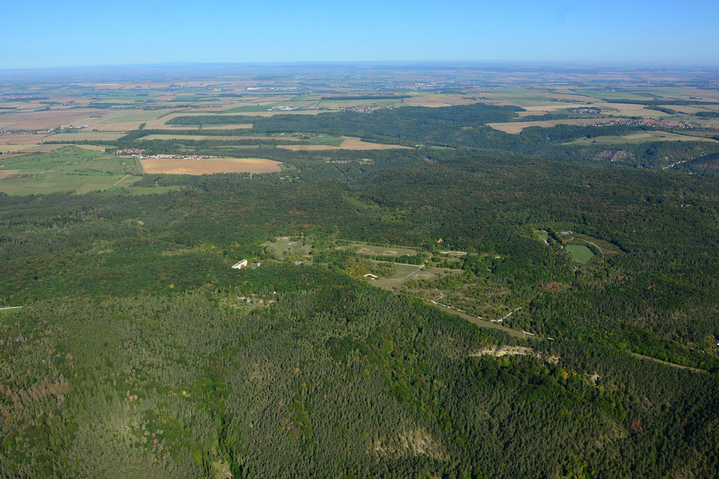 NSG 452, Blick von Südosten (aus Richtung Jena-Ammerbach) auf die Nordhälfte das NSG und FFH-Gebietes "Jenaer Forst" (Stadt Jena, Saale-Holzland-Kreis). In der Bildmitte außerhalb des NSG und FFH-Gebietes: ehemaliges, jetzt renaturiertes Militärgelände der Sowjetarmee, rechts daneben der Otto-Schott-Platz, vorn rechts: Südhang der Ammerbacher Platte. (Foto: Detlef Stremke/Archiv TLUBN, 21.09.2019).