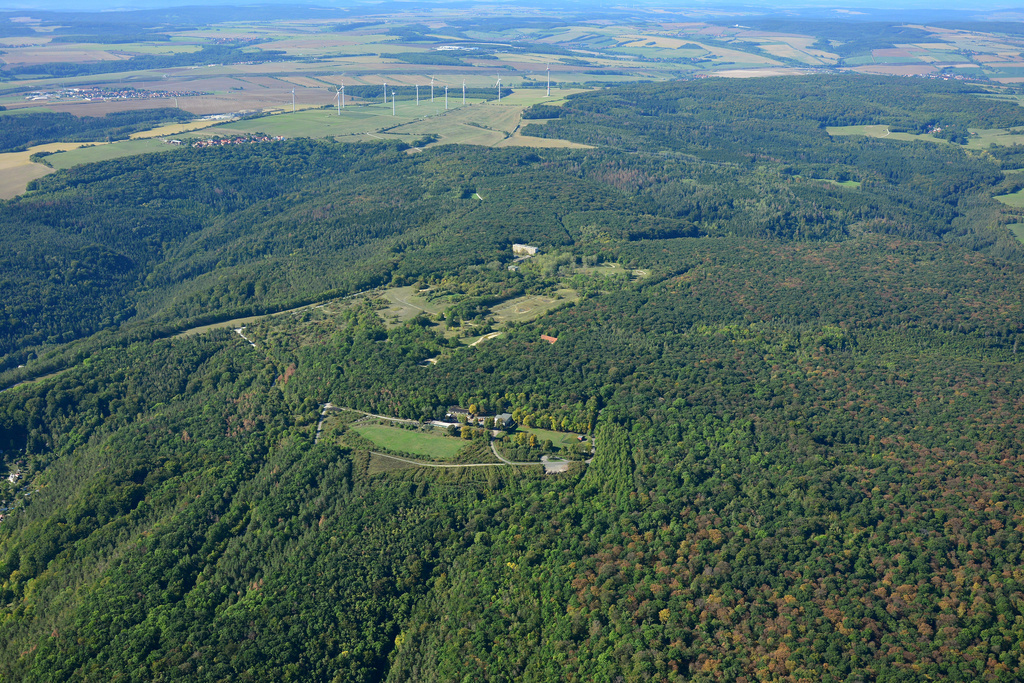 NSG 452, Blick von Nordnordost Richtung Coppanz auf den mittleren Teil des NSG und FFH-Gebietes "Jenaer Forst" (Stadt Jena, Saale-Holzland-Kreis). In der Bildmitte außerhalb des NSG und FFH-Gebietes: Otto-Schott-Platz (vorn) und ehemaliges, jetzt renaturiertes Kasernengelände der Sowjetarmee. (Foto: Detlef Stremke/Archiv TLUBN, 21.09.2019).