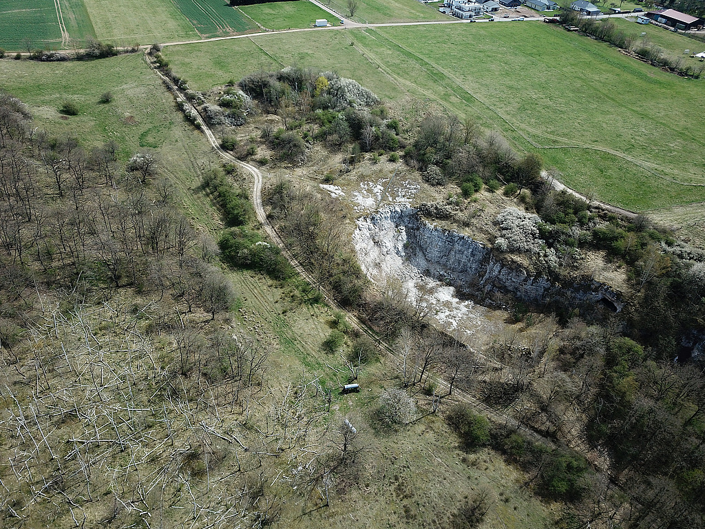 NSG 480, Blick von Westen auf den südöstlichsten Teil des NSG „Winkelberg“ nordwestlich Petersdorf (Stadt Nordhausen, Landkreis Nordhausen) mit kleinem alten Gipsbruch am Trommelsberg, durch den die Grenze zum NSG „Rüdigsdorfer Schweiz“ verläuft. Hinten rechts: Petersdorf. (Foto: Holm Wenzel, 17.04.2022)