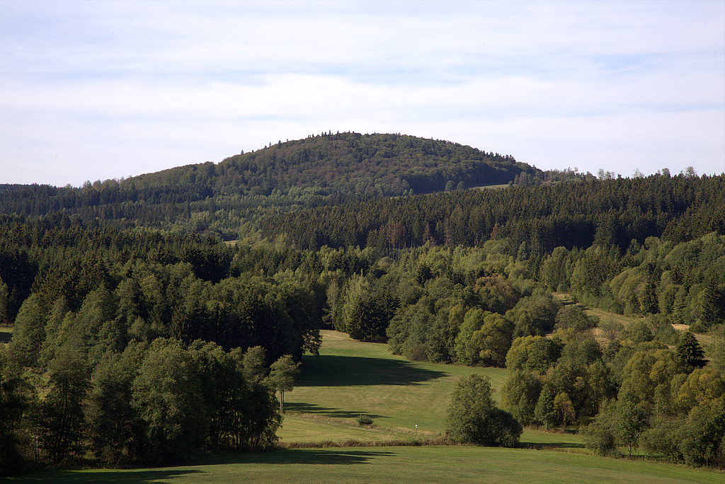 NSG 167, Blick von nördlich Carlsgrün (Bayern) nach Nordnordwest über den ehemaligen Grenzstreifen mit den Mulschwitzen im NSG „Jägersruh – Gemäßgrund — Mulschwitzen“ auf die Diabaskuppe des Kulmberges mit dem NSG „Kulm“ westlich Schlegel (Saale-Orla-Kreis). (Foto: Holm Wenzel, 16.09.2018)