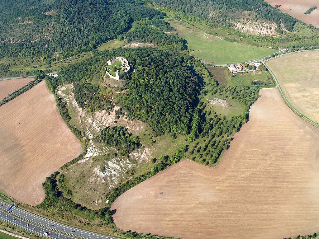 NSG 332, Blick von Südsüdost auf den Burgberg der Burg Gleichen (= Wanderslebener Gleiche) mit sogenannten „badlands“ im NSG „Röhnberg“ bei Wandersleben (Landkreis Gotha) vor Pflegemaßnahmen im Rahmen des Steppenrasen-EU-LIFE-Projektes. Rechts dahinter: Freudenthal, rechts oben: der Kallenberg, links oben: der Kaffberg. (Foto: Kersten Winter/LaNaServ/Archive TMUEN und TLUBN, 27.09.2009)