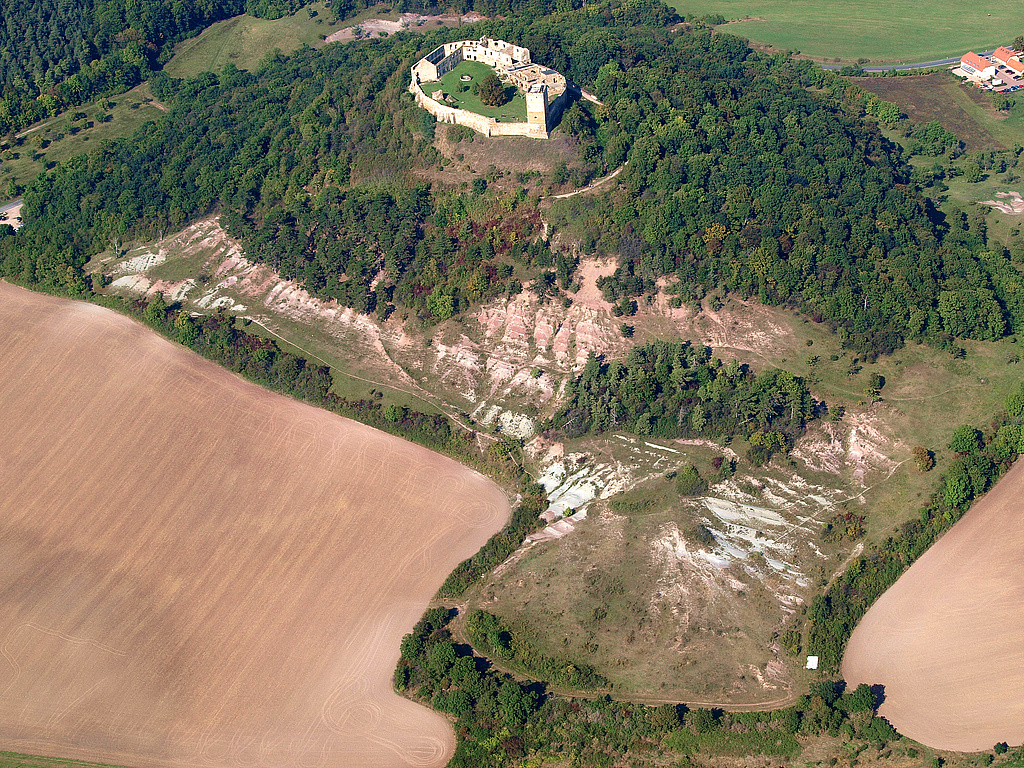 NSG 332, Blick von Süden auf den Südhang des Burgberges der Burg Gleichen (= Wanderslebener Gleiche) mit sogenannten „badlands“ im NSG „Röhnberg“ bei Wandersleben (Landkreis Gotha) vor Pflegemaßnahmen im Rahmen des Steppenrasen-EU-LIFE-Projektes. Rechts oben: Freudenthal. (Foto: Kersten Winter/LaNaServ/Archive TMUEN und TLUBN, 27.09.2009)