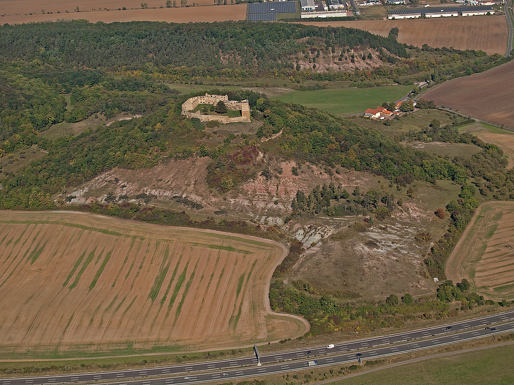 NSG 332, Blick von Süden auf den Burgberg der Burg Gleichen (= Wanderslebener Gleiche) mit sogenannten „badlands“ im NSG „Röhnberg“ bei Wandersleben (Landkreis Gotha) nach Pflegemaßnahmen (Entfernung von Schwarz-Kiefern) im Rahmen des Steppenrasen-EU-LIFE-Projektes. Rechts dahinter: Freudenthal, hinten: der Kallenberg, vorn: Bundesauobahn A 4. (Foto: Detlef Stremke/LaNaServ/Archive TMUEN und TLUBN, 03.10.2013)