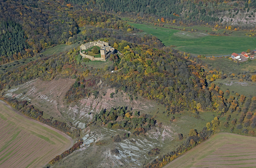 NSG 332, Blick von Südsüdost auf den Burgberg der Burg Gleichen (= Wanderslebener Gleiche) mit sogenannten „badlands“ im NSG „Röhnberg“ bei Wandersleben (Landkreis Gotha) nach Pflegemaßnahmen (Entfernung von Schwarz-Kiefern) im Rahmen des Steppenrasen-EU-LIFE-Projektes. Rechts am Rand: Freudenthal, hinten: der Kallenberg. (Foto: Detlef Stremke/LaNaServ/Archive TMUEN und TLUBN, 22.10.2013)