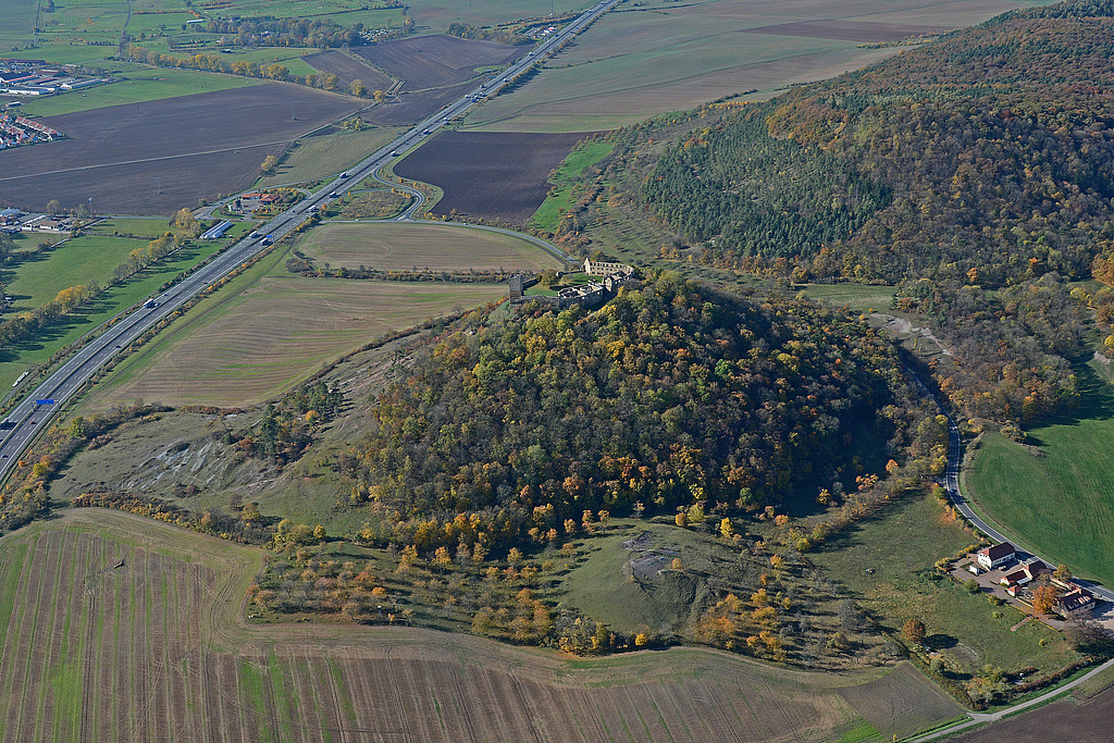 NSG 332, Blick von Ostnordost auf den Burgberg der Burg Gleichen (= Wanderslebener Gleiche) mit sogenannten „badlands“ im NSG „Röhnberg“ bei Wandersleben (Landkreis Gotha). Halbrechts hinten: der Kaffberg, rechts vorn: Freudenthal, links: die Bundesautobahn A 4 mit der Anschlussstelle Wandersleben. (Foto: Detlef Stremke/LaNaServ/Archive TMUEN und TLUBN, 22.10.2013)