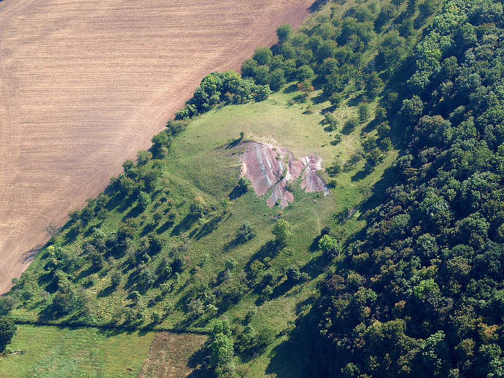 NSG 332, Streuobstwiesen und Keuper-Badlands am östlichen Unterhang des Burgberges der Burg Gleichen (Wanderslebener Gleiche) und südlich Freudenthal im NSG „Röhnberg“ bei Wandersleben (Landkreis Gotha). (Foto: Kersten Winter/LaNaServ/Archive TMUEN und TLUBN, 27.09.2009)