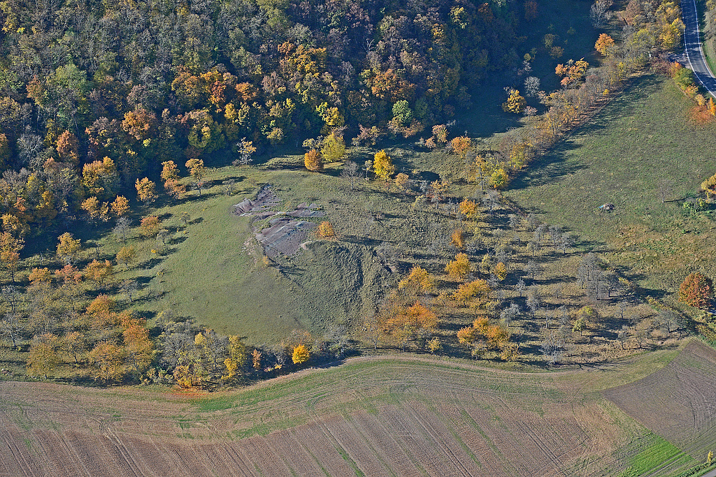 NSG 332, Streuobstwiesen und Keuper-Badlands am östlichen Unterhang des Burgberges der Burg Gleichen (Wanderslebener Gleiche) und südlich Freudenthal im NSG „Röhnberg“ bei Wandersleben (Landkreis Gotha). (Foto: Detlef Stremke/LaNaServ/Archive TMUEN und TLUBN, 22.10.2013)