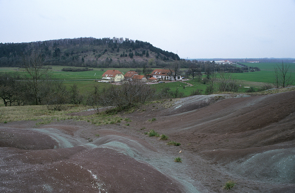 NSG 332, Keuper-Badlands der Arnstadt-Formation (Steinmergelkeuper) am östlichen Unterhang des Burgberges der Burg Gleichen (Wanderslebener Gleiche) im NSG „Röhnberg“ bei Wandersleben (Landkreis Gotha). Blick über Freudenthal zum Kallenberg. (Foto: Holm Wenzel, 25.04.1999)