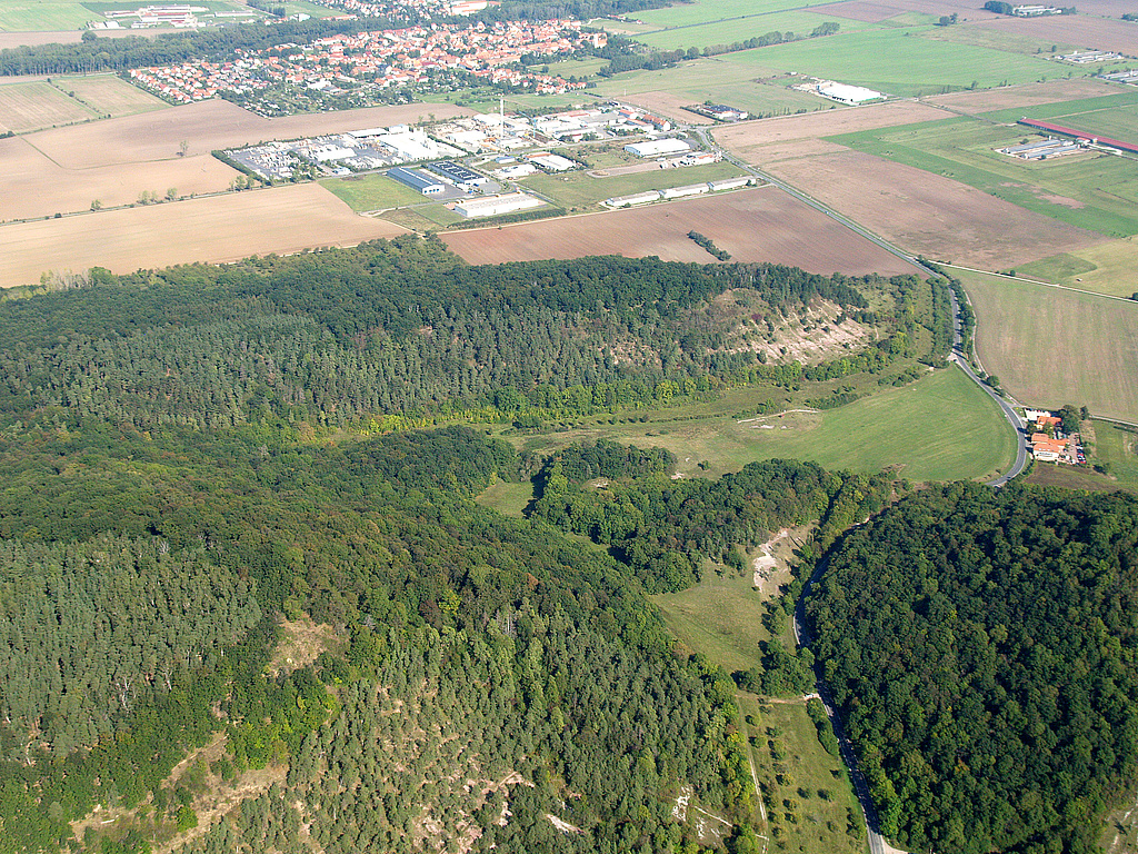 NSG 332, Blick von Südwesten über den Kaffberg (vorn links), das FND „Keupermergelhügel“ und die West- bis Nordseite des Burgberges (vorn rechts) der Burg Gleichen (Wanderslebener Gleiche) zum Kallenberg im NSG „Röhnberg“ bei Wandersleben (oben, Landkreis Gotha). (Foto: Kersten Winter/LaNaServ/Archive TMUEN und TLUBN, 27.09.2009)