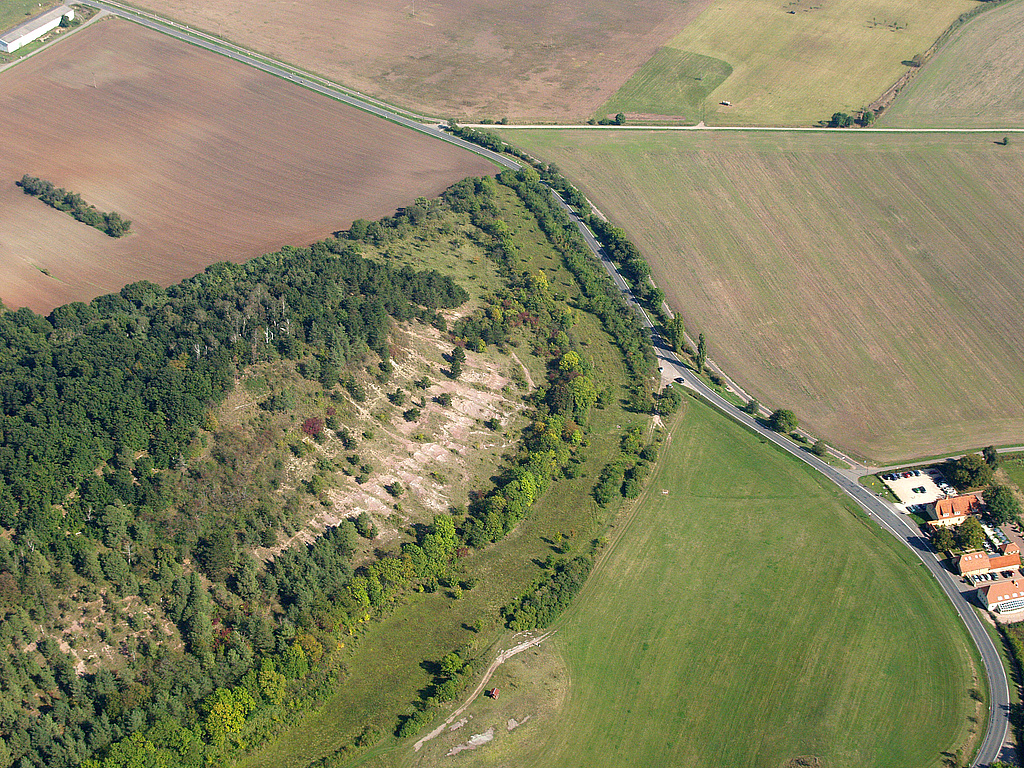 NSG 332, Blick von Westsüdwest auf den Ostteil des Kallenberges mit seinen Keuper-Badlands, Streuobstwiesen und basiphilen-Halbtrocken- und Trockenrasen im NSG „Röhnberg“ bei Wandersleben (Landkreis Gotha). Vorn rechts: Freudenthal. (Foto: Kersten Winter/LaNaServ/Archive TMUEN und TLUBN, 27.09.2009)