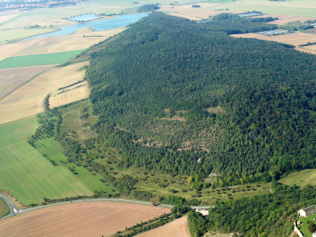 NSG 332, Blick von Ostsüdost auf den Kaffberg und dahinter den Röhnberg im NSG „Röhnberg“ bei Wechmar und Wandersleben (Landkreis Gotha). Vorn rechts: Burg Gleichen (= Wanderslebener Gleiche), links oben: Talsperre Wechmar. (Foto: Kersten Winter/LaNaServ/Archive TMUEN und TLUBN, 27.09.2009)