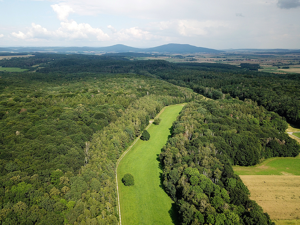 Nationales Naturmonument „Grünes Band Thüringen“: Blick von Behrungen über das Naturschutzgebiet „In den Seeben“ in Richtung Gleichberge. (Aufn. Holm Wenzel 16.07.2021)