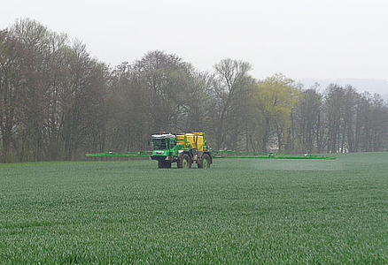 Traktor auf einem Feld während der Pflanzenschutzmittelausbringung