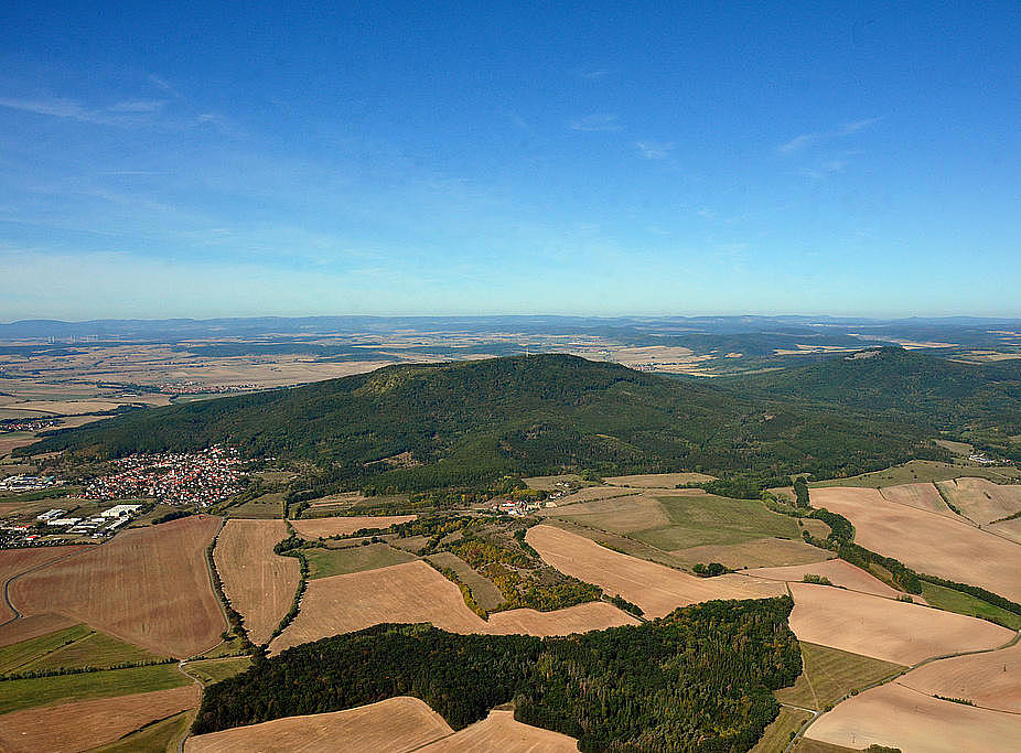 NSG 349, Blick von Südosten auf die beiden Gleichberge, d. h. den Großen (links) und den Kleinen Gleichberg im NSG "Gleichberge" (Landkreis Hildburghausen). Links: der Ort Gleichamberg, in der Bildmitte: die Siedlung Buchenhof, rechts: der Ort Roth (alles Gemeinde Römhild). (Foto: Detlef Stremke/Archiv TLUBN, 22.09.2019)