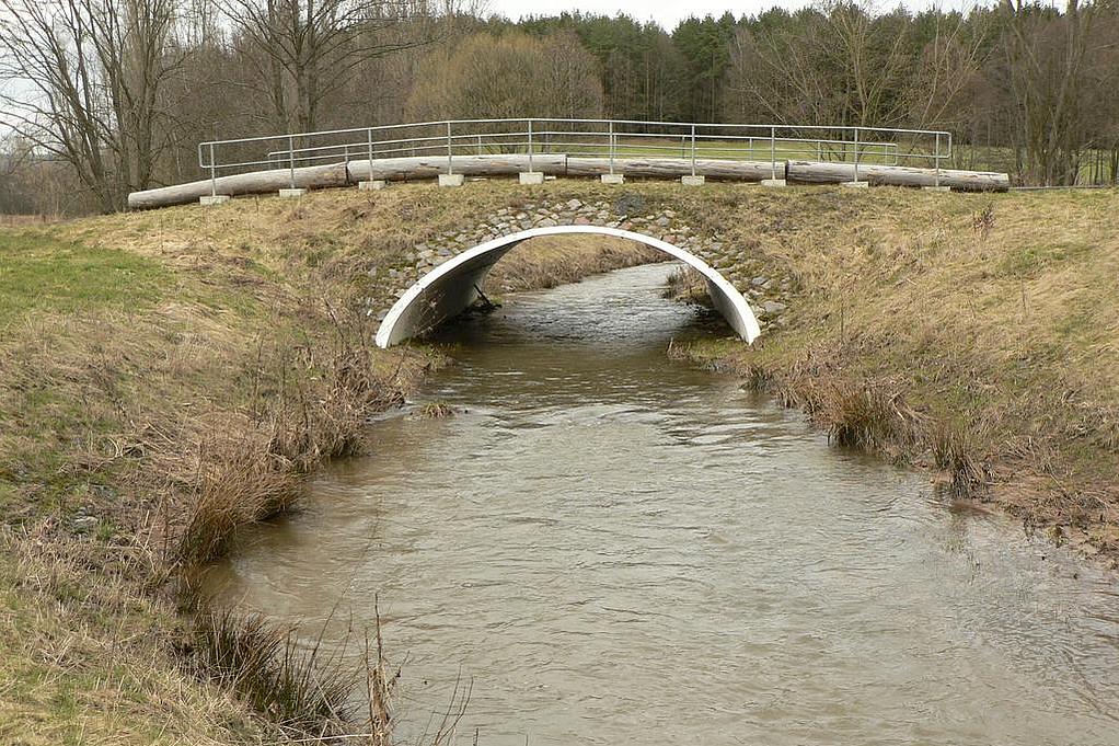 Bild: Brücke am Kolonnenweg im Grünen Band nach Ausgleichsmaßnahme ohne Barrierewirkung für Fließgewässerarten, an der Föritz