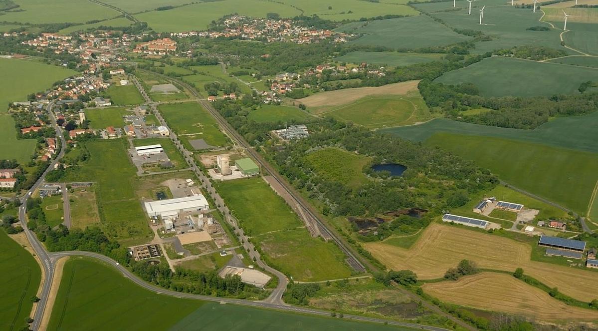 Quelle: Teerverarbeitungswerk nach der Sanierung; „Die Wandlung des ehemaligen Teerverarbeitungswerkes Rositz, im Altenburger Land, zum jetzigen Industrie- und Gewerbepark“; Aufnahme aus dem Jahr 2014; LANDESENTWICKLUNGSGESELLSCHAFT THÜRINGEN MBH; Datum: 28.10.2015