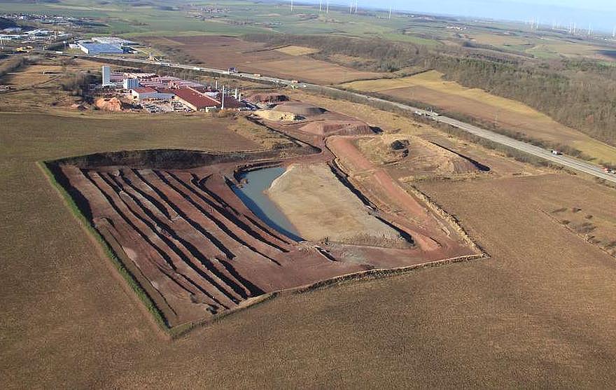 Luftbild des Tontsteintagebaus und Ziegelwerkes Eisenberg