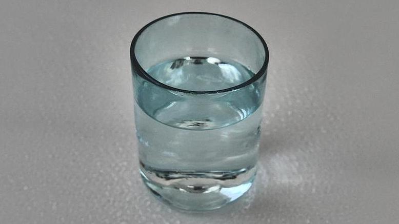 Glas mit Trinkwasser Glas mit Trinkwasser