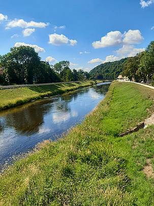 beidseitig neu errichtete Hochwasserschutzmauern, Blick in von Cubabrücke Richtung Untermhäuser Brücke [Stand: 2022]