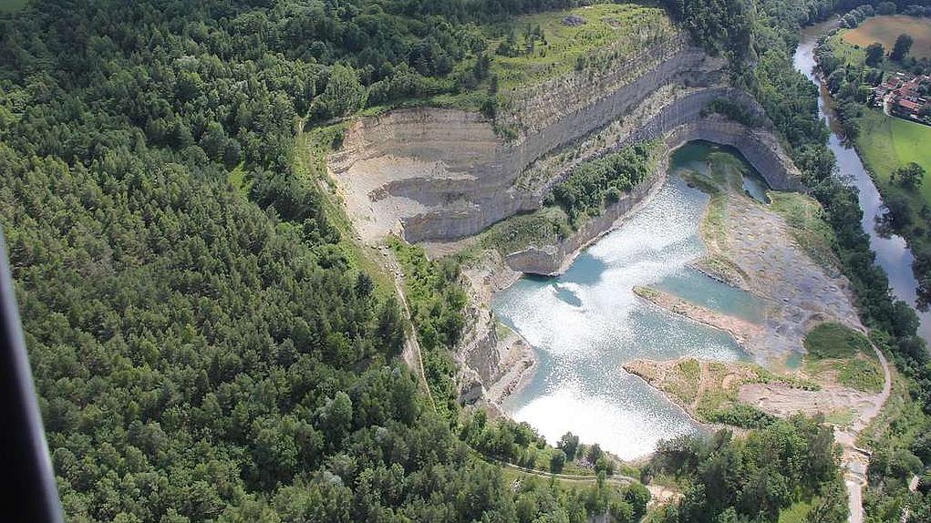 Luftbild des rekultivierten Kalksteintagebaus Buchenau mit Tagebaurestsee