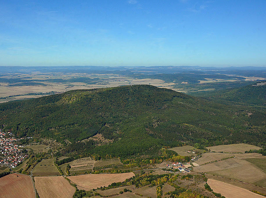 NSG 349, Blick von Ostsüdost auf den Großen Gleichberg mit dem ehemaligen Gleichamberger (Basalt-)Bruch im NSG "Gleichberge". Links: der Ort Gleichamberg, halbrechts: Siedlung Buchenhof (beides Gemeinde Römhild). (Foto: Detlef Stremke/Archiv TLUBN, 22.09.2019)