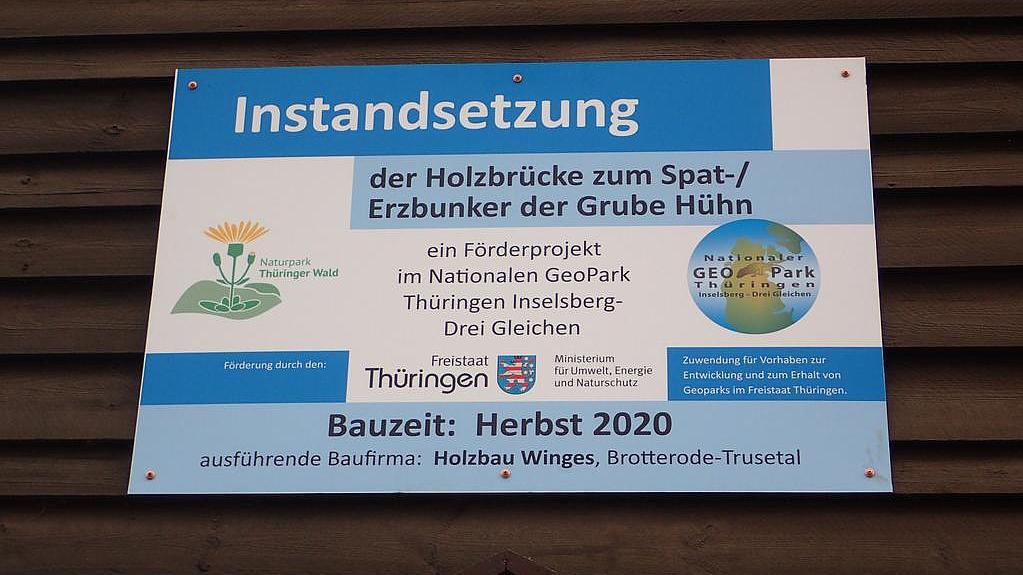 Schild eines geförderten Projekts im Rahmen der Geoförderung