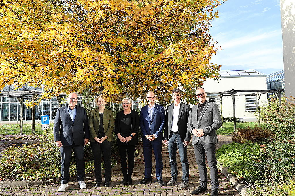 Gruppenbild der Staatssekretäre mit den Leitungen der veranstaltenden Institutionen - v.l.n.r.: Dr. Stefan Brune (TLUBN),  Andrea Manz (TLUBN), Frau Corinna Geißler (FFK Gotha), Torsten Weil (Sts TMIL), Dr. Burkhard Vogel (Sts TMUEN) und Peter Ritschel (TLLLR) (Foto: TLUBN)