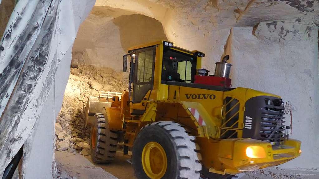 Radlader beim Laden von Rohstoff unter Tage