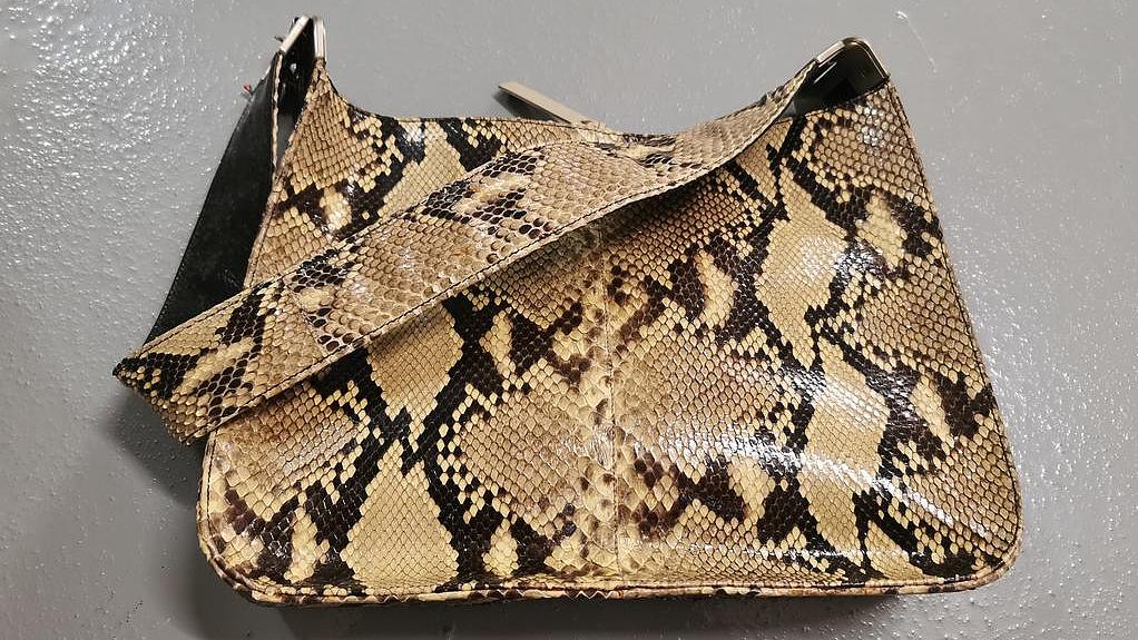 Tasche aus Schlangenhaut/Netzpython (Bild: J. Hermann) Tasche aus Schlangenhaut/Netzpython