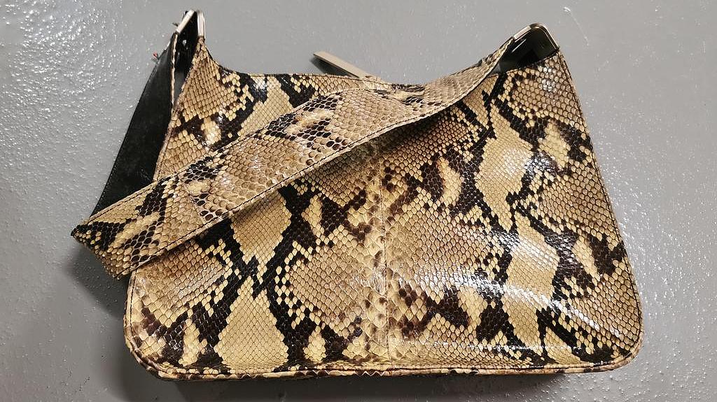 Tasche aus Schlangenhaut/Netzpython (Bild: J. Hermann) Tasche aus Schlangenhaut/Netzpython