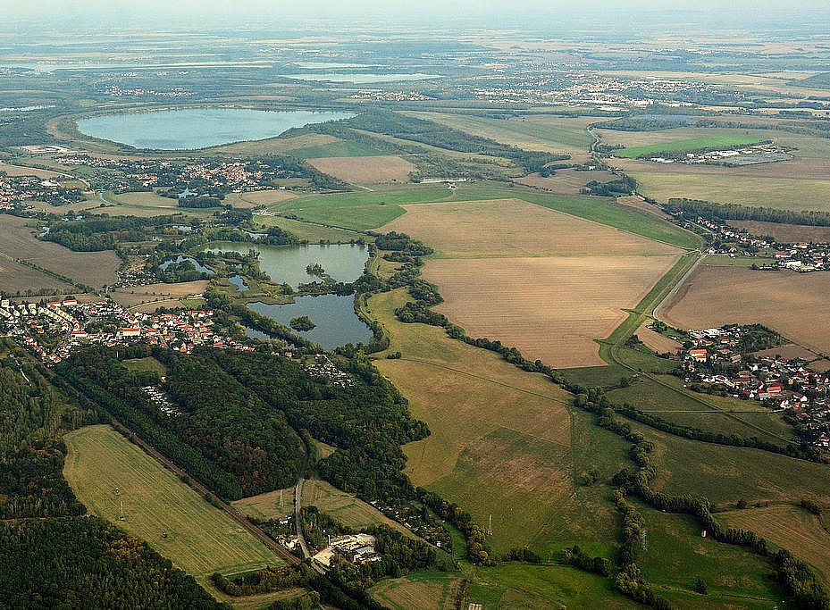 NSG 398, Blick von Südsüdwest auf das gesamte NSG "Haselbacher Teiche" (einschließlich Teil der Pleißeaue, Landkreis Altenburger Land) an der Landesgrenze zu Sachsen. In der Bildmitte links: der Ort Haselbach, rechts vorn: Serbitz (Gemeinde Treben). (Foto: Detlef Stremke/Archiv TLUBN, 23.09.2019)