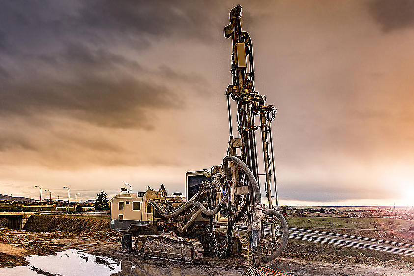 Drilling machine working on a construction site Bohrgerät auf einer Baustelle an der Straße bei schlammigem Untergrund