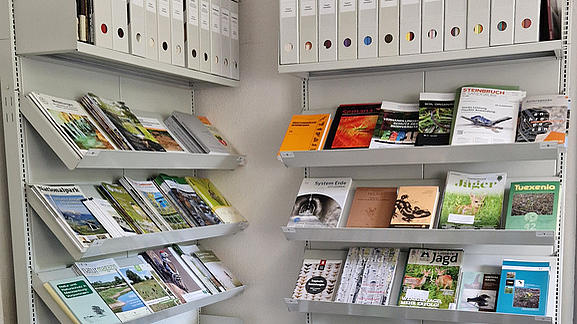 Bibliothek des TLUBN 3: Aufsteller in der Außenstelle Weimar II
