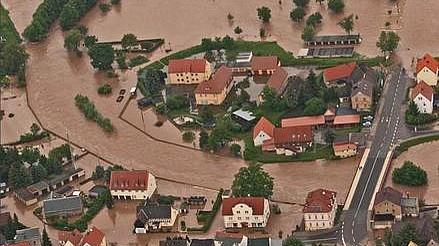 Luftaufnahme überschwemmter Gebäude