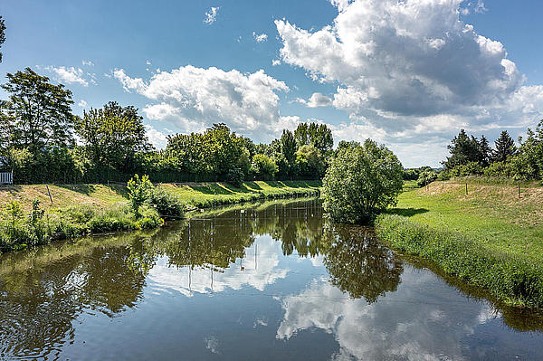Blick auf die Weiße Elster flussaufwärts der Zwötzener Brücke in Gera