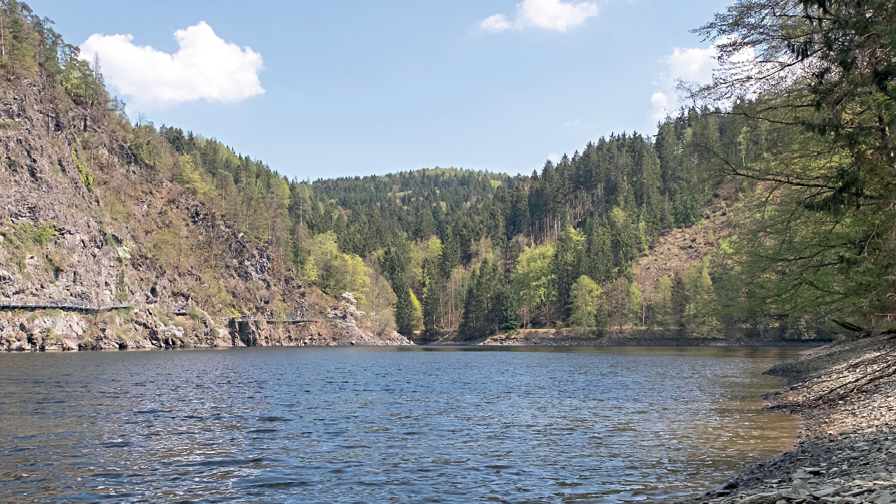 Blick bei Niedrigwasser über die Talsperre Burgkhammer zum Koberfelsen (Saale-Orla-Kreis)