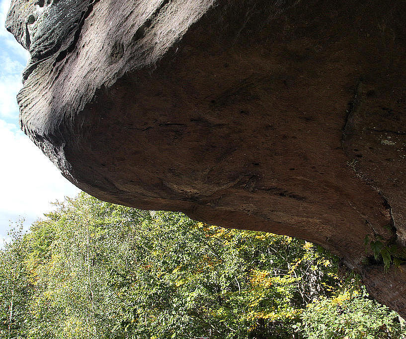 NSG 194, Felsen der Teufelskanzel aus plattigem Sandstein des Mittleren Buntsandsteins im Osten des NSG „Kelle-Teufelskanzel“ an westexponierter Abbruchkante. (Foto: Holm Wenzel, 10.10.2020)